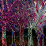 „Musterwald“ – Natur im ornamentalen Gewand Dieses detailreiche Kunstwerk zeigt eine Gruppe von Bäumen, die sich in ein kunstvolles Geflecht aus Mustern auflösen. Ein dichter, grüner Hintergrund bildet die Kulisse. Ein Meer aus rosafarbenen und violetten Punkten erinnert an Frühlingsblüten. Jeder Stamm zeigt ein eigenes Muster. Streifen, Punkte und Farbflächen wechseln sich ab. Kräftiges Rot, Gelb und Blau setzen feine Kontraste im Geäst, unzählige kleine Punkte fügen sich zu einer dichten Blütenpracht zusammen, der untere Bildrand ist mit rhythmischen Linien und Punkten gestaltet. Das Bild lädt zum langen Betrachten ein. Es strahlt trotz der vielen Details eine geheimnisvolle Ruhe aus. Die Natur wirkt hier verwunschen und elegant. Das Werk eignet sich wunderbar als Herzstück für Räume, die eine kunstvolle und harmonische Note erhalten sollen.