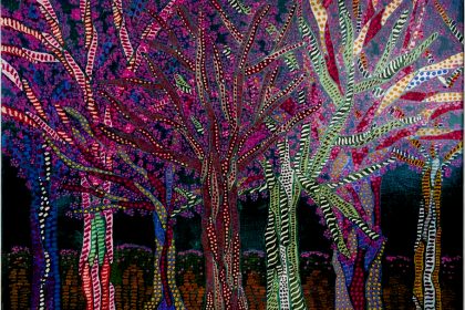 „Musterwald“ – Natur im ornamentalen Gewand Dieses detailreiche Kunstwerk zeigt eine Gruppe von Bäumen, die sich in ein kunstvolles Geflecht aus Mustern auflösen. Ein dichter, grüner Hintergrund bildet die Kulisse. Ein Meer aus rosafarbenen und violetten Punkten erinnert an Frühlingsblüten. Jeder Stamm zeigt ein eigenes Muster. Streifen, Punkte und Farbflächen wechseln sich ab. Kräftiges Rot, Gelb und Blau setzen feine Kontraste im Geäst, unzählige kleine Punkte fügen sich zu einer dichten Blütenpracht zusammen, der untere Bildrand ist mit rhythmischen Linien und Punkten gestaltet. Das Bild lädt zum langen Betrachten ein. Es strahlt trotz der vielen Details eine geheimnisvolle Ruhe aus. Die Natur wirkt hier verwunschen und elegant. Das Werk eignet sich wunderbar als Herzstück für Räume, die eine kunstvolle und harmonische Note erhalten sollen.