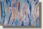 Das Kunstwerk ist ein rechteckiges Gemälde auf Leinwand im Querformat mit den Maßen 60 x 40 Zentimeter. Es präsentiert eine vollkommen abstrakte, marine Bildkomposition, die gänzlich ohne figürliche Gegenstände auskommt und eine fühlbare Unterwasserwelt heraufbeschwört.Der Farbraum (Hintergrund): Das Bild wird visuell vollständig von einer tiefen, vielschichtigen Palette aus verschiedenen Blautönen dominiert. Die Nuancen greifen fließend ineinander und erzeugen eine optische Wassertiefe.Die strukturellen Bewegungslinien (Vordergrund): Über diesen blauen Grund zieht sich ein rhythmisches, filigranes und organisches Liniengeflecht. Diese Wellenlinien und Bahnen sind in edlem Gold ausgeführt. Sie sind pastos aufgetragen, sodass sie sich als feine Grate plastisch von den Fingern ertasten lassen.