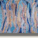 Das Kunstwerk ist ein rechteckiges Gemälde auf Leinwand im Querformat mit den Maßen 60 x 40 Zentimeter. Es präsentiert eine vollkommen abstrakte, marine Bildkomposition, die gänzlich ohne figürliche Gegenstände auskommt und eine fühlbare Unterwasserwelt heraufbeschwört.Der Farbraum (Hintergrund): Das Bild wird visuell vollständig von einer tiefen, vielschichtigen Palette aus verschiedenen Blautönen dominiert. Die Nuancen greifen fließend ineinander und erzeugen eine optische Wassertiefe.Die strukturellen Bewegungslinien (Vordergrund): Über diesen blauen Grund zieht sich ein rhythmisches, filigranes und organisches Liniengeflecht. Diese Wellenlinien und Bahnen sind in edlem Gold ausgeführt. Sie sind pastos aufgetragen, sodass sie sich als feine Grate plastisch von den Fingern ertasten lassen.