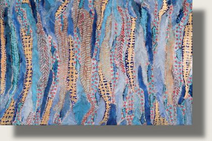 Das Kunstwerk ist ein rechteckiges Gemälde auf Leinwand im Querformat mit den Maßen 60 x 40 Zentimeter. Es präsentiert eine vollkommen abstrakte, marine Bildkomposition, die gänzlich ohne figürliche Gegenstände auskommt und eine fühlbare Unterwasserwelt heraufbeschwört.Der Farbraum (Hintergrund): Das Bild wird visuell vollständig von einer tiefen, vielschichtigen Palette aus verschiedenen Blautönen dominiert. Die Nuancen greifen fließend ineinander und erzeugen eine optische Wassertiefe.Die strukturellen Bewegungslinien (Vordergrund): Über diesen blauen Grund zieht sich ein rhythmisches, filigranes und organisches Liniengeflecht. Diese Wellenlinien und Bahnen sind in edlem Gold ausgeführt. Sie sind pastos aufgetragen, sodass sie sich als feine Grate plastisch von den Fingern ertasten lassen.