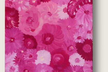 Formale AnalyseKomposition und Rhythmus: Im Gegensatz zur zentrierten Statik von „Blaue Vase“ nutzt dieses Hochformat das Prinzip des All-Over-Patterns. Das dichte Meer aus unzähligen Blüten füllt die Leinwand bis an die Ränder aus, wodurch eine unendliche florale Tiefe und Fülle suggeriert wird. Ein hierarchischer Mittelpunkt fehlt bewusst.Das Spiel mit der Hauptfarbe (Monochromie): Sie beweisen hier Ihr feines, beruflich geschultes Gespür für Nuancen. Während „Blumen in Gelb/Orange“ durch den harten Komplementärkontrast zu den grünen Blättern eine explosive Sommerhitze ausstrahlt, bleibt „Blumen in Pink“ streng in einer einzigen Farbfamilie. Magenta, Pink und Rosa fließen ineinander, ohne von kontrastierenden Hintergrundfarben gestört zu werden.Formale Vielfalt im Detail: Obwohl das Farbklima einheitlich bleibt, wird Monotonie im Detail verhindert. Die Blütenblätter variieren von spitz bis weich geschwungen. Die vereinzelten, hellen Blütenmitten fungieren als kompositorische Lichtpunkte (Chiaroscuro-Ansatz innerhalb einer Farbfamilie), die das Spektrum sanft auflockern.