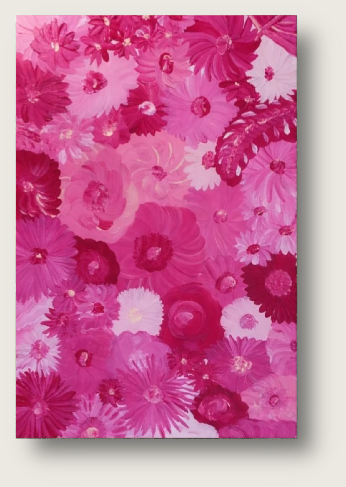 Formale AnalyseKomposition und Rhythmus: Im Gegensatz zur zentrierten Statik von „Blaue Vase“ nutzt dieses Hochformat das Prinzip des All-Over-Patterns. Das dichte Meer aus unzähligen Blüten füllt die Leinwand bis an die Ränder aus, wodurch eine unendliche florale Tiefe und Fülle suggeriert wird. Ein hierarchischer Mittelpunkt fehlt bewusst.Das Spiel mit der Hauptfarbe (Monochromie): Sie beweisen hier Ihr feines, beruflich geschultes Gespür für Nuancen. Während „Blumen in Gelb/Orange“ durch den harten Komplementärkontrast zu den grünen Blättern eine explosive Sommerhitze ausstrahlt, bleibt „Blumen in Pink“ streng in einer einzigen Farbfamilie. Magenta, Pink und Rosa fließen ineinander, ohne von kontrastierenden Hintergrundfarben gestört zu werden.Formale Vielfalt im Detail: Obwohl das Farbklima einheitlich bleibt, wird Monotonie im Detail verhindert. Die Blütenblätter variieren von spitz bis weich geschwungen. Die vereinzelten, hellen Blütenmitten fungieren als kompositorische Lichtpunkte (Chiaroscuro-Ansatz innerhalb einer Farbfamilie), die das Spektrum sanft auflockern.