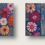 Das Kunstwerk besteht aus einem Set von zwei quadratischen Leinwänden (Diptychon), die jeweils eine kompakte Größe von 25 mal 25 Zentimetern aufweisen. Beide Bilder teilen sich denselben Hintergrund und ein duales Kompositionsschema.Hintergrund und Gesamtstimmung:Die Basis beider Gemälde bildet ein sehr dunkler, tiefer und flächig aufgetragener Blauton. Dieser wirkt wie eine nächtliche oder kosmische Kulisse, von der sich die Motive im Vordergrund stark kontrastierend abheben.Die linke Motivseite (Die Symbole):Auf einer Seite jeder Leinwand befinden sich stilisierte, grafische Zeichen, die in ihrer Ästhetik an altägyptische Hieroglyphen oder antike Keilschriften erinnern. Diese Symbole sind mit feinen, präzisen Linien gezeichnet und weisen eine edle, goldene Pigmentierung auf, die das Licht sanft reflektiert. Sie wirken starr, linear und exakt geordnet.Die rechte Motivseite (Die Flora):Im direkten Kontrast dazu öffnet sich die andere Seite jeder Leinwand für ein florales Motiv. Hier sind dicht aneinander gedrängte, unregelmäßig geformte Blütenköpfe aufgemalt. Die Farbpalette ist intensiv und lebendig: Es dominieren Nuancen von weichem Rosé, kräftigem Signalrot und leuchtendem Gelb. Der Farbauftrag bei den Blüten ist dicker und plastischer als bei den flachen Symbolen, sodass die organischen Formen physisch hervorzutreten scheinen.
