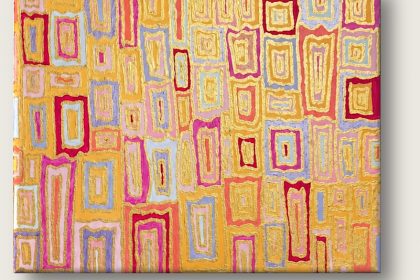 Acryl auf Leinwand 50 x 40 cm Das Bild zeigt eine ungegenständliche, dichte Komposition auf einem leuchtend gelben Hintergrund. Das Hauptmotiv besteht aus einer Vielzahl von verschiedenfarbigen, organisch geformten Wabenstrukturen. Jede einzelne dieser Waben ist von einer prägnanten, goldenen Konturlinie umrahmt. Die Elemente schmiegen sich lückenlos aneinander und bedecken das Format im Sinne eines ornamentalen Musters.