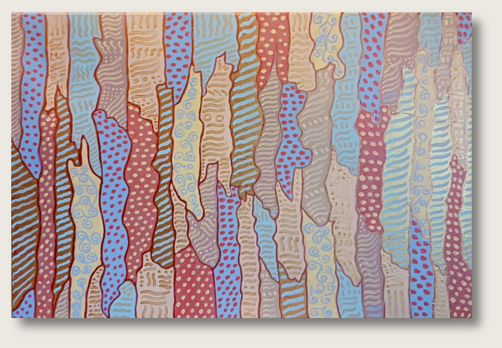 Acryl auf Leinwand 60 x 40 cm Konzeption und KompositionDas Werk im Querformat zeigt eine dichte, abstrakte Komposition aus vertikalen, organisch geschwungenen Bahnen. Das Bild verzichtet auf eine klassische Tiefenwirkung oder einen zentralen Fokus. Stattdessen zieht sich ein rhythmisches All-Over-Muster über die gesamte Leinwand. Die einzelnen Segmente greifen wie Puzzleteile oder Rindenstrukturen ineinander. Sie erzeugen eine dynamische Oberflächenbewegung, die das Auge des Betrachters wellenartig von links nach rechts leitet.Farbe und LichtführungFarbpalette: Die Komposition basiert auf einem harmonischen Zusammenspiel aus kühlen und warmen Pastelltönen. Dominant sind sanftes Hellblau, gedecktes Taubenblau, zartes Altrosa und erdige Nuancen von Ocker, Beige und Terracotta.Muster und Kontraste: Jedes vertikale Segment ist individuell gemustert. Es wechseln sich feine Punktstrukturen (Polka Dots), wellenförmige Linien, spiralförmige Ornamente und kontrastierende Streifen ab. Die Muster brechen die Farbflächen auf und erzeugen ein vibrierendes optisches Gewebe.Metallische Akzente: Zahlreiche Konturen und Linienführungen sind mit einer feinen, gold- oder bronzefarbenen Pigmentierung durchzogen. Diese metallischen Elemente fangen das Umgebungslicht ein. Sie verleihen dem Bild je nach Blickwinkel eine edle, subtil schimmernde Tiefenwirkung.Technik und TexturDas Gemälde zeichnet sich durch eine sehr präzise, grafische Linienführung aus. Der Farbauftrag ist flächig, besitzt jedoch durch die dichten Musterungen und die leicht erhabenen Linienstrukturen der Konturen eine fühlbare, haptische Qualität. Die Kombination aus mathematischer Musterwiederholung und organisch fließenden Formen verleiht dem Werk eine meditative, beinahe textile Anmutung.