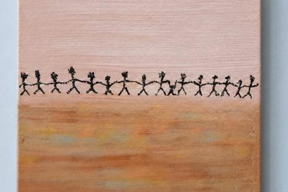 Menschengruppe in Linie Hand in Hand am Horizont