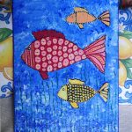 Feine Details und Texturen Sanfte Tiefe: Der strukturierte Hintergrund in verschiedenen Blautönen erinnert an sanfte Wellenbewegungen. Dezente Muster: Die Fische sind mit Mustern aus feinen Punkten, Kreisen und Linien verziert. Ausgewogene Farben: Die warmen Nuancen von Rot, Gelb und Orange harmonieren mit dem kühlen Blau des Wassers.