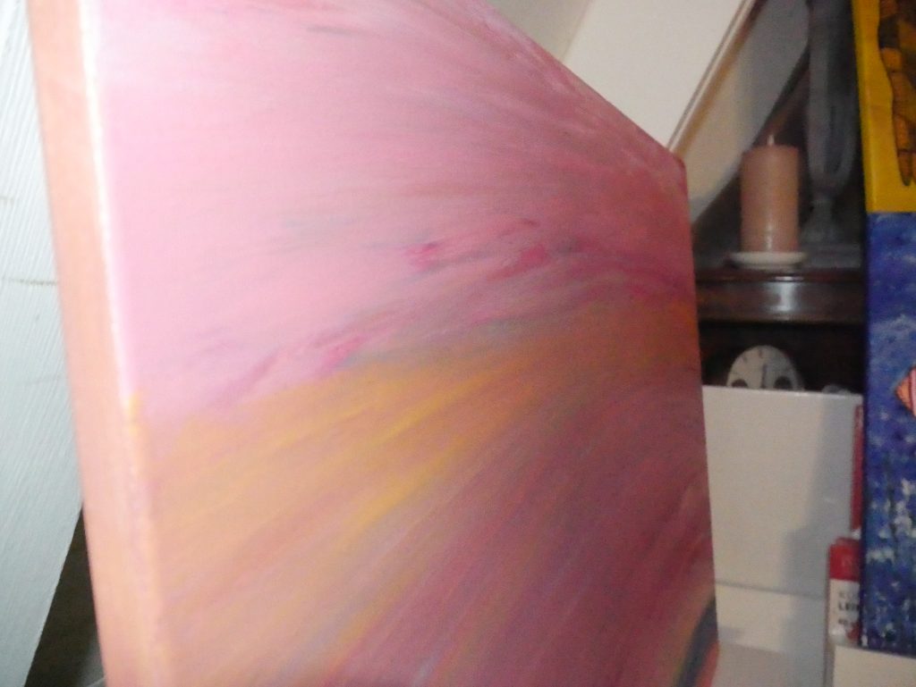 Ein farblich und bildlich abstarkt dargestellter Abendhimmel i Pink/lila/gelbgold über einem kleinen Gewässer, der Horizont wird durch ein Gemenge an verschiedensten gedeckten Farben dargestellt, die sich über- und untereinander legen, verdecken und durchscheinen lassen.