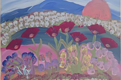 Abstrakte Landschaft mit Blumen im Vordergrund und einer Bergkette im Hintergrund