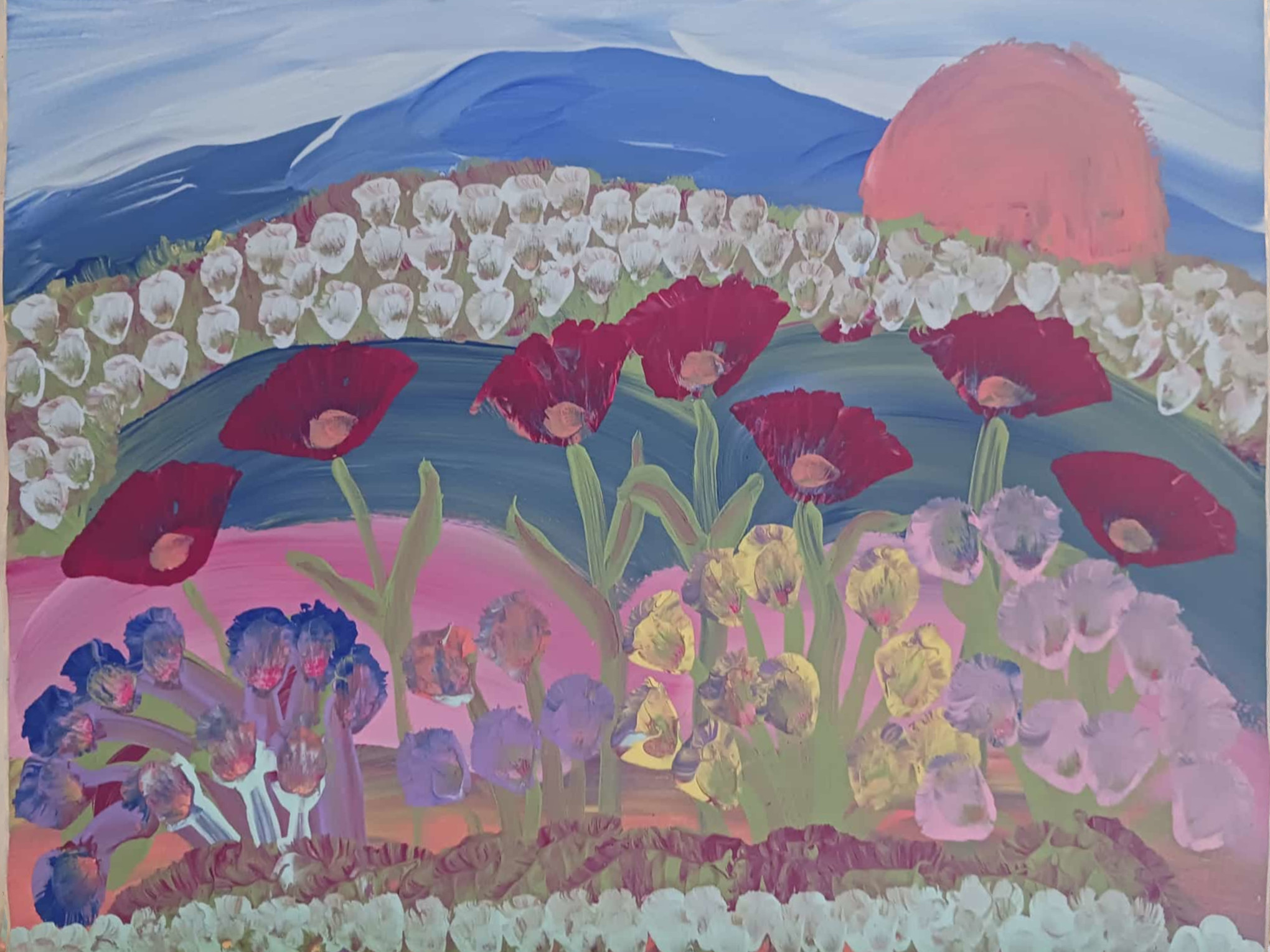Abstrakte Landschaft mit Blumen im Vordergrund und einer Bergkette im Hintergrund