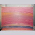 Ein farblich und bildlich abstarkt dargestellter Abendhimmel i Pink/lila/gelbgold über einem kleinen Gewässer, der Horizont wird durch ein Gemenge an verschiedensten gedeckten Farben dargestellt, die sich über- und untereinander legen, verdecken und durchscheinen lassen.