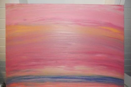 Ein farblich und bildlich abstarkt dargestellter Abendhimmel i Pink/lila/gelbgold über einem kleinen Gewässer, der Horizont wird durch ein Gemenge an verschiedensten gedeckten Farben dargestellt, die sich über- und untereinander legen, verdecken und durchscheinen lassen.