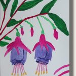 Das Kunstwerk ist ein im Hochformat angelegtes Gemälde im kompakten Format DIN A6, umgesetzt mit bunten Acrylfarben auf feinkörnigem Naturpapier. Es zeigt eine stark stilisierte, kontrastreiche und isolierte Nahaufnahme einer hängenden Fuchsienblüte