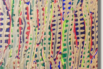 Das Kunstwerk ist ein quadratisches Gemälde auf Leinwand mit den kompakten Maßen 20 x 20 Zentimeter. Es präsentiert eine stark strukturierte, abstrakte Komposition, die durch ein dichtes, erhabenes Liniengeflecht geprägt ist.