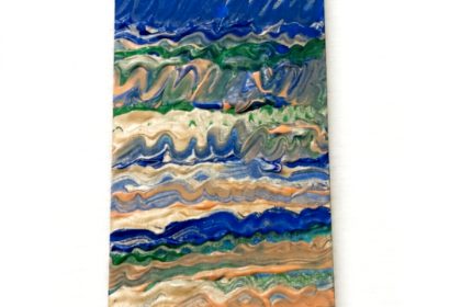 Das gezeigte Lesezeichen ist ein längliches, an den Ecken abgerundetes Kunstwerk, das durchgehend mit wellenförmigen Mustern und einer fühlbaren, plastischen Textur gestaltet ist. Der stark pastöse Farbauftrag erzeugt ein haptisches Relief aus Erhebungen und Tälern, das an rhythmische Klangwellen oder fließendes Wasser erinnert.