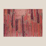 Vertikal fließende Bahnen, die an textile Webstrukturen, Rindenstrukturen oder abstrakte Landschaften erinnern, sind durchzogen von filigranen Punkten und gitterartigen Texturen.