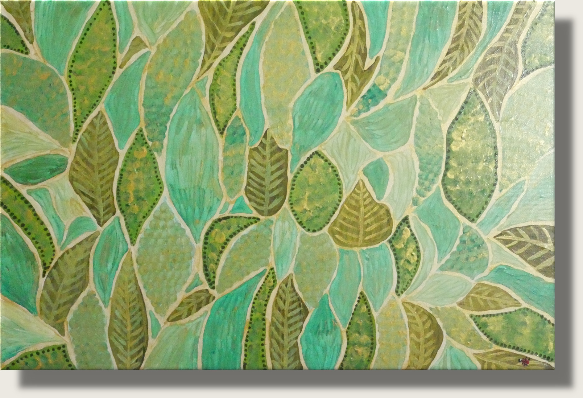 Acryl auf Leinwand 60 x 40 cm Das Kunstwerk ist ein rechteckiges Gemälde auf Leinwand im Querformat mit den Maßen 60 Zentimeter Breite und 40 Zentimeter Höhe. Es zeigt ein dichtes, lückenloses Geflecht aus unzähligen, stilisierten Blattformen im Sinne eines Allover-Musters, das die gesamte Bildfläche lückenlos ausfüllt.Der Hintergrund: Die einzelnen Formen sind durch schmale, gleichmäßige Trennlinien in einem sehr hellen Creme- oder Beigeton voneinander abgegrenzt. Ein tiefer, dunkler Hintergrund fehlt; das Bild lebt ausschließlich von dem dichten Aneinanderfügen der Blattelemente.Die Blattformen: Über die gesamte Leinwand verteilen sich organische, mandel- und lanzenförmige Blätter. Sie sind vorwiegend vertikal oder leicht diagonal nach oben ausgerichtet, wodurch eine sanfte Aufwärtsbewegung entsteht. Die Farbpalette bewegt sich in einem feinen, harmonischen Naturspektrum: Sie umfasst verschiedene Nuancen von hellem Türkis, pasteligem Mintgrün, sattem Maigrün, tiefem Olivgrün sowie warmen Akzenten in Ocker und sanftem Khaki.Die grafischen Binnenstrukturen: Jedes Blatt ist individuell gestaltet und weist feine, detailreiche Strukturen auf, die mit präziser Linienführung aufgetragen wurden:Einige tiefgrüne Blätter sind entlang ihrer Ränder mit dichten, winzigen, dunkelgrünen Punkten (Pointillismus) gesäumt.Mehrere Blätter im Zentrum zeigen ein klassisches, symmetrisches Blattader-Muster in Form von Fischgrät-Rippen.Einige Flächen sind mit einem zarten, gold-ockerfarbenen Pigmentschleier oder feinen Sprenkeln überzogen, die das Licht sanft einfangen.