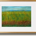 Das Kunstwerk ist ein kleinformatiges Gemälde im DIN A5 Querformat. Es wurde mit Ölkreide auf strukturiertem Aquarellpapier gefertigt. Die Komposition zeigt eine stilisierte Naturlandschaft am Rande eines Gewässers, aufgeteilt in zwei markante Zonen.Der Vordergrund (Die Strukturzone):Die untere Bildhälfte wird von einer dichten, stark strukturierten Fläche dominiert. Hier sind mehrere Farbschichten deutlich sichtbar übereinandergelegt. Es zeigt die Anmutung eines weiten Feldes oder Uferstreifens. Der Farbauftrag ist hier bewusst pastos, unruhig und dick aufgetragen, sodass die Spitzen und Vertiefungen des Kreideabriebs auf dem körnigen Papier eine fühlbare, unregelmäßige Relief-Struktur bilden.Der Hintergrund und Himmel (Die weiche Zone):Im oberen Bereich geht das Bild in eine weite Himmelsszenerie über. Im krassen Gegensatz zum rauen Vordergrund ist die Ölkreide hier sehr sanft und flächig miteinander verblendet worden. Die harten Linien lösen sich auf. Es entsteht ein weicher, fast dunstiger Farbübergang, der eine lichte, sommerliche Atmosphäre und diffuses Licht über einer spiegelnden Wasserfläche suggeriert.