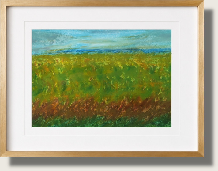 Das Kunstwerk ist ein kleinformatiges Gemälde im DIN A5 Querformat. Es wurde mit Ölkreide auf strukturiertem Aquarellpapier gefertigt. Die Komposition zeigt eine stilisierte Naturlandschaft am Rande eines Gewässers, aufgeteilt in zwei markante Zonen.Der Vordergrund (Die Strukturzone):Die untere Bildhälfte wird von einer dichten, stark strukturierten Fläche dominiert. Hier sind mehrere Farbschichten deutlich sichtbar übereinandergelegt. Es zeigt die Anmutung eines weiten Feldes oder Uferstreifens. Der Farbauftrag ist hier bewusst pastos, unruhig und dick aufgetragen, sodass die Spitzen und Vertiefungen des Kreideabriebs auf dem körnigen Papier eine fühlbare, unregelmäßige Relief-Struktur bilden.Der Hintergrund und Himmel (Die weiche Zone):Im oberen Bereich geht das Bild in eine weite Himmelsszenerie über. Im krassen Gegensatz zum rauen Vordergrund ist die Ölkreide hier sehr sanft und flächig miteinander verblendet worden. Die harten Linien lösen sich auf. Es entsteht ein weicher, fast dunstiger Farbübergang, der eine lichte, sommerliche Atmosphäre und diffuses Licht über einer spiegelnden Wasserfläche suggeriert.