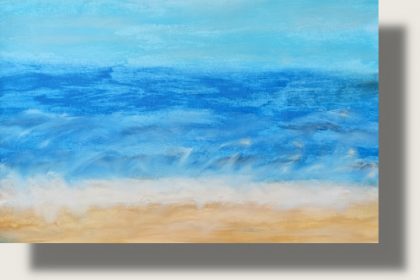 Ölkreide auf Aquarellpapier DIN A5 QuerformatDas Kunstwerk ist ein rechteckiges Gemälde auf Papier im Querformat. Es präsentiert eine weite, atmosphärische Küstenlandschaft, die das Zusammentreffen von Strand, bewegter Brandung, tiefem Meer und weitem Himmel zeigt. Die Oberfläche besitzt die charakteristische, samtig-matte und leicht körnige Struktur von fein verriebener Ölkreide.Der Vordergrund (Der Strand und die Brandung): Am untersten Bildrand zieht sich ein schmaler, horizontaler Streifen in warmen Sand-, Ocker- und sanften Erdtönen über die gesamte Bildbreite. Direkt darüber lagert sich eine breite, dynamisch gestaltete Zone in Cremeweiß. Die Kreide wurde hier weich gewischt und ausgestrichen, sodass sie das Auslaufen einer schäumenden Meereswelle am Ufer visuell und haptisch nachbildet.Der Mittelgrund (Das bewegte Meer): Das Zentrum des Bildes wird von einer tiefen, kraftvollen Wasserfläche eingenommen. Diese schichtet sich in zwei Intensitätsstufen: Ein breiter, tief kornblumenblauer Bereich zeigt eine bewegte, fast stürmische Textur mit dunkleren Pigmentschlieren. Zum Horizont hin verdichtet sich das Meer zu einem schmalen, extrem gesättigten Band in kräftigem Ultramarinblau, das eine scharfe Trennlinie zum Himmel bildet.Der Hintergrund (Der Himmel): Das obere Bilddrittel wird von einem lichten, weitläufigen Himmel eingenommen. Die Ölkreide ist hier sehr dünn und flächig in einem weichen Himmel- und Pastellblau verrieben, durch das der helle Papiergrund stellenweise zart hindurchschimmert, was den Eindruck von dunstiger Weite und klarem Küstenlicht erzeugt.