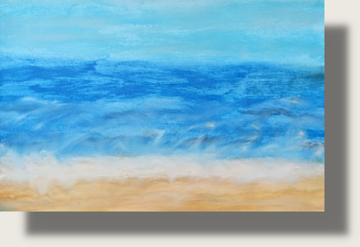 Ölkreide auf Aquarellpapier DIN A5 QuerformatDas Kunstwerk ist ein rechteckiges Gemälde auf Papier im Querformat. Es präsentiert eine weite, atmosphärische Küstenlandschaft, die das Zusammentreffen von Strand, bewegter Brandung, tiefem Meer und weitem Himmel zeigt. Die Oberfläche besitzt die charakteristische, samtig-matte und leicht körnige Struktur von fein verriebener Ölkreide.Der Vordergrund (Der Strand und die Brandung): Am untersten Bildrand zieht sich ein schmaler, horizontaler Streifen in warmen Sand-, Ocker- und sanften Erdtönen über die gesamte Bildbreite. Direkt darüber lagert sich eine breite, dynamisch gestaltete Zone in Cremeweiß. Die Kreide wurde hier weich gewischt und ausgestrichen, sodass sie das Auslaufen einer schäumenden Meereswelle am Ufer visuell und haptisch nachbildet.Der Mittelgrund (Das bewegte Meer): Das Zentrum des Bildes wird von einer tiefen, kraftvollen Wasserfläche eingenommen. Diese schichtet sich in zwei Intensitätsstufen: Ein breiter, tief kornblumenblauer Bereich zeigt eine bewegte, fast stürmische Textur mit dunkleren Pigmentschlieren. Zum Horizont hin verdichtet sich das Meer zu einem schmalen, extrem gesättigten Band in kräftigem Ultramarinblau, das eine scharfe Trennlinie zum Himmel bildet.Der Hintergrund (Der Himmel): Das obere Bilddrittel wird von einem lichten, weitläufigen Himmel eingenommen. Die Ölkreide ist hier sehr dünn und flächig in einem weichen Himmel- und Pastellblau verrieben, durch das der helle Papiergrund stellenweise zart hindurchschimmert, was den Eindruck von dunstiger Weite und klarem Küstenlicht erzeugt.
