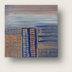 Beim Ertasten fühlt sich dieser Bereich flach, glatt und gleichmäßig an. Visuell ist es eine sanft verblendete Fläche aus horizontalen, langgezogenen Pinselstrichen. Die Farben sind eine ruhige, kühle Mischung aus weichem Graublau und rauchigem Aschgrau, durchbrochen von hauchzarten, wärmeren Schlieren in hellem Apricot. Es gibt hier keine harten Kanten oder Erhebungen; die Finger gleiten widerstandslos über die Fläche, was das Gefühl von Nebel oder stillem Wasser vermittelt.Die untere Bildhälfte (Die Strukturzone):An der Mittellinie bricht die glatte Struktur abrupt ab. Der untere Teil ist ein stark spürbares, plastisches Relief aus dicker, pastöser Acrylfarbe. Der Hintergrund ist hier in einem tiefen, dunklen Nachtblau gehalten. Auf diesem dunklen Grund liegt ein geometrisches Raster aus quadratischen, erdigen Blöcken in Ocker- und Brauntönen.Die taktilen Haltepunkte:In diese dicken Farbschichten sind fühlbare Muster hineingeritzt und erhaben aufgebaut. Die Fingerspitzen können wellenförmige Linien, kreisende Spiralen und punktuelle Vertiefungen nachfahren. Diese Formen sind mit feinen, metallischen Goldreliefs überzogen. Für Sehende flammen diese Linien je nach Lichteinfall und Bewegung im Raum hell auf, während sie sich für Blinde als feste, glänzende Grate von den matten, erdigen Pigmenten abheben.