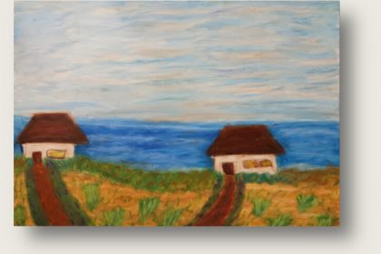 Das Kunstwerk ist ein querformatiges Gemälde, das eine stilisierte Küstenlandschaft mit zwei Häusern unter einem weiten Himmel darstellt. Es ist in einem expressiven, leicht naiven Stil mit sichtbaren, weichen Pinselstrichen ausgeführt.Himmel und Meer (Obere Bildhälfte):Der Himmel: Nimmt das obere Drittel des Bildes ein. Er besteht aus einer hellen, wolkenartigen Mischung aus Weiß, sanftem Hellblau und zarten, sandfarbenen bis grauen Nuancen. Die Pinselführung ist horizontal und wellenförmig, was dem Himmel eine sanfte Dynamik verleiht.Das Meer: Ein breites, horizontales Band in der Mitte des Bildes. Es ist in einem kräftigen Mittel- bis Dunkelblau gehalten. Auch hier deuten horizontale Wischspuren eine leichte Bewegung des Wassers an. Das Meer trennt den hellen Himmel vom warmen Vordergrund.Vordergrund und Häuser (Untere Bildhälfte):Das Land: Die untere Bildhälfte zeigt eine hügelige Küsten- oder Dünenlandschaft. Die dominierenden Farben sind warme Ocker-, Sand- und Goldtöne, die mit kurzen, vertikalen Pinselstrichen in kräftigem Grün (wie Grasbüschel) durchsetzt sind.Die Häuser: Auf dieser Landschaft stehen zwei kleine, weiße Häuschen – eines am linken Bildrand, das andere etwas weiter rechts und leicht nach unten versetzt. Beide Häuser haben ein markantes, schweres, dunkelbraunes Dach (an ein Reetdach erinnernd), das wie eine schützende Haube wirkt. Jedes Haus hat eine kleine braune Tür und gelb leuchtende, quadratische Fenster, die Wärme ausstrahlen.Die Pfade: Von der unteren Kante des Bildes führt jeweils ein breiter, rötlich-brauner Weg in einer leichten Kurve direkt auf die Eingangstür jedes Hauses zu. Die Pfade sind von grünen Grasstreifen gesäumt und lenken den Blick linear in das Bild hinein.