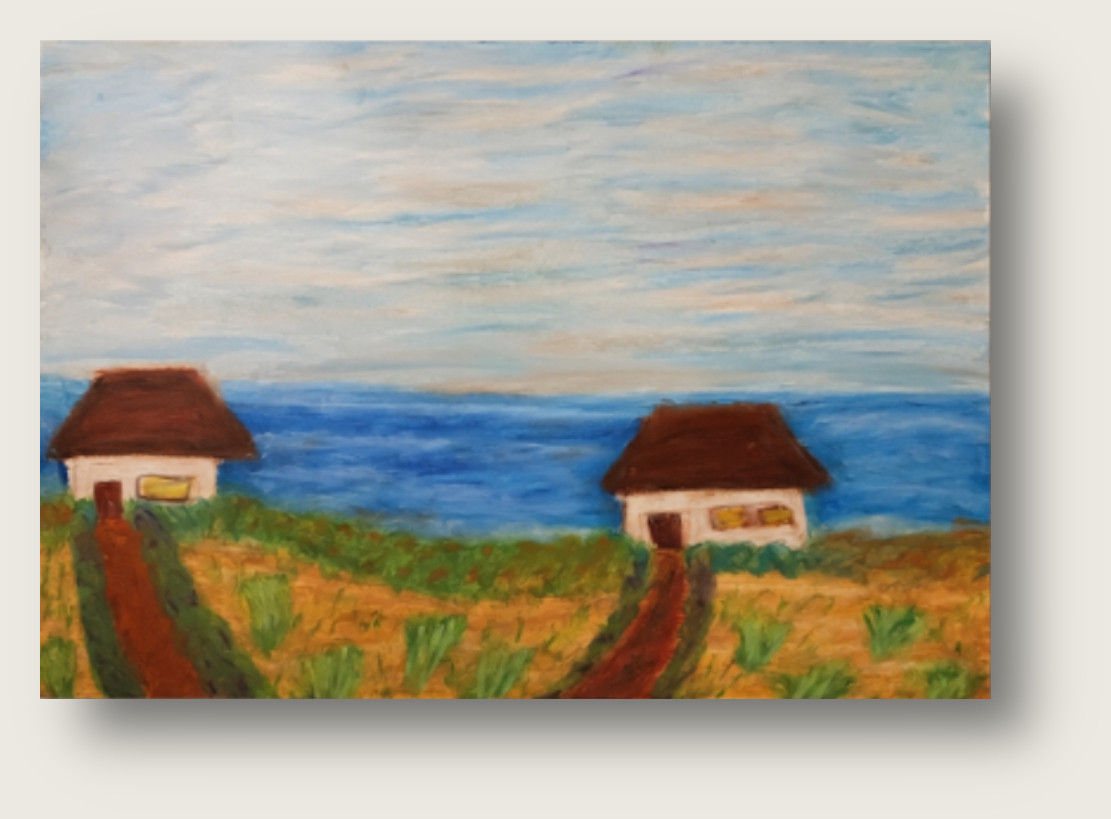 Das Kunstwerk ist ein querformatiges Gemälde, das eine stilisierte Küstenlandschaft mit zwei Häusern unter einem weiten Himmel darstellt. Es ist in einem expressiven, leicht naiven Stil mit sichtbaren, weichen Pinselstrichen ausgeführt.Himmel und Meer (Obere Bildhälfte):Der Himmel: Nimmt das obere Drittel des Bildes ein. Er besteht aus einer hellen, wolkenartigen Mischung aus Weiß, sanftem Hellblau und zarten, sandfarbenen bis grauen Nuancen. Die Pinselführung ist horizontal und wellenförmig, was dem Himmel eine sanfte Dynamik verleiht.Das Meer: Ein breites, horizontales Band in der Mitte des Bildes. Es ist in einem kräftigen Mittel- bis Dunkelblau gehalten. Auch hier deuten horizontale Wischspuren eine leichte Bewegung des Wassers an. Das Meer trennt den hellen Himmel vom warmen Vordergrund.Vordergrund und Häuser (Untere Bildhälfte):Das Land: Die untere Bildhälfte zeigt eine hügelige Küsten- oder Dünenlandschaft. Die dominierenden Farben sind warme Ocker-, Sand- und Goldtöne, die mit kurzen, vertikalen Pinselstrichen in kräftigem Grün (wie Grasbüschel) durchsetzt sind.Die Häuser: Auf dieser Landschaft stehen zwei kleine, weiße Häuschen – eines am linken Bildrand, das andere etwas weiter rechts und leicht nach unten versetzt. Beide Häuser haben ein markantes, schweres, dunkelbraunes Dach (an ein Reetdach erinnernd), das wie eine schützende Haube wirkt. Jedes Haus hat eine kleine braune Tür und gelb leuchtende, quadratische Fenster, die Wärme ausstrahlen.Die Pfade: Von der unteren Kante des Bildes führt jeweils ein breiter, rötlich-brauner Weg in einer leichten Kurve direkt auf die Eingangstür jedes Hauses zu. Die Pfade sind von grünen Grasstreifen gesäumt und lenken den Blick linear in das Bild hinein.