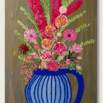 Konzeption und KompositionDas Werk im Hochformat zeigt ein klassisches Blumenstillleben in einer zeitgenössischen, expressiven Interpretation. Im Zentrum steht ein üppiger, vertikal aufstrebender Blumenstrauß, der in einem auffälligen Krug arrangiert ist. Die Komposition setzt auf ein klares, zentriertes Gleichgewicht. Während der Krug eine stabile, bauchige Basis im unteren Bilddrittel bildet, entfaltet sich die florale Pracht dynamisch nach oben und bricht die statische Form des Hintergrunds auf.Farbe und LichtführungDer Krug: Gestaltet in einem intensiven, leuchtenden Ultramarinblau. Vertikale Streifen in einer helleren Blaunuance verleihen dem Gefäß Struktur und eine subtile Dreidimensionalität.Die Flora: Die Blüten weisen eine vitale Farbpalette auf, die von kräftigem Magenta und Fuchsia bei den dominanten, aufragenden Blütenständen bis hin zu sanftem Rosé und Weiß-Rosa bei den runden Blütenköpfen (wie Astern oder Nelken) reicht. Gelb-orangefarbene Zentren setzen leuchtende Akzente. Flankiert wird das Arrangement von Blattelementen in verschiedenen Nuancen von Maigrün bis Salbeigrün.Der Hintergrund: Ein gedecktes, erdiges Olivgrün bis Graubraun bildet den ruhigen Gegenpol. Es lässt die intensiven Farben der Blumen und das tiefe Blau des Krugs kontrastreich hervorheben, ohne selbst in den Vordergrund zu treten.Technik und TexturDas Gemälde zeichnet sich durch einen fühlbaren, pastosen Farbauftrag (Impasto) aus. Die Blütenköpfe und die langen Blütenstängel besitzen eine stark strukturierte Oberfläche, die durch gezielte, tupfende Pinselstriche erzeugt wurde. Dadurch entsteht eine lebendige Plastizität. Im Gegensatz dazu ist der Hintergrund in flächigeren, vertikalen Pinselzügen angelegt, was dem Raum hinter dem Stillleben eine dezente Dynamik verleiht.
