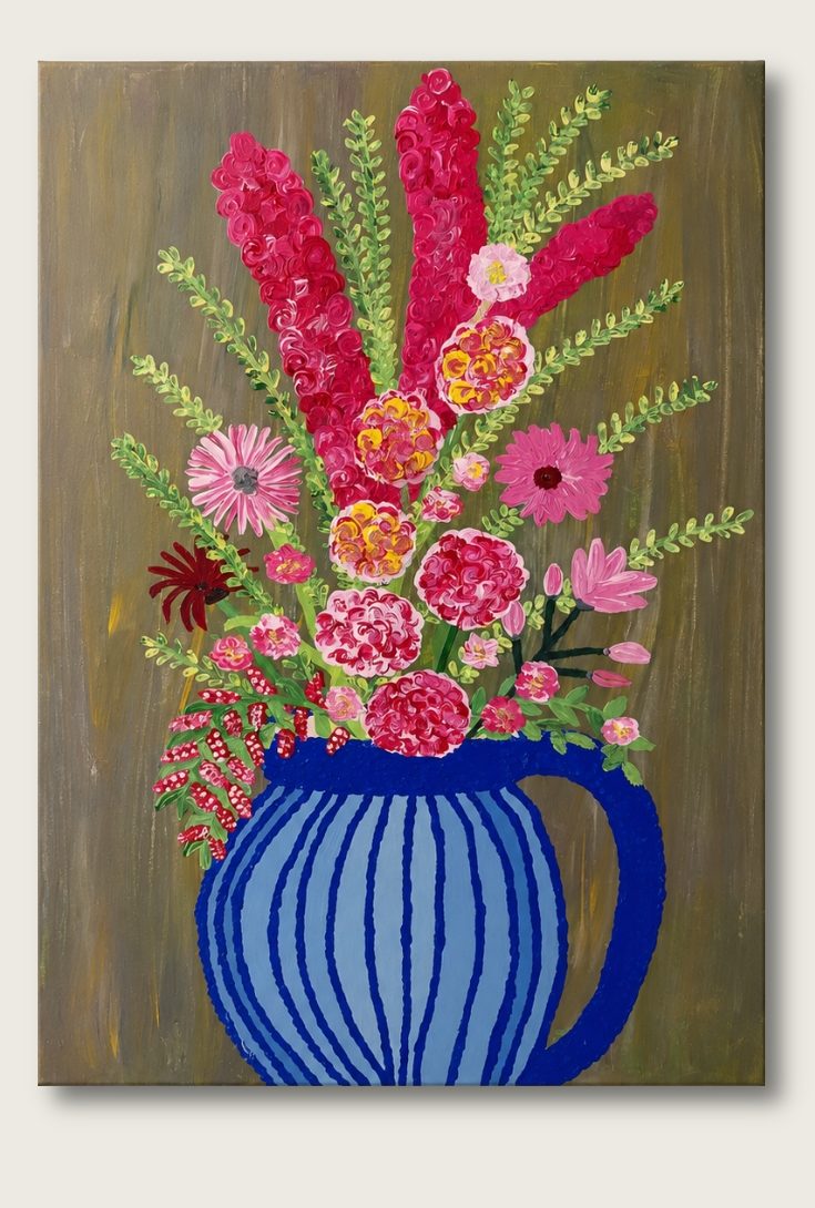 Konzeption und KompositionDas Werk im Hochformat zeigt ein klassisches Blumenstillleben in einer zeitgenössischen, expressiven Interpretation. Im Zentrum steht ein üppiger, vertikal aufstrebender Blumenstrauß, der in einem auffälligen Krug arrangiert ist. Die Komposition setzt auf ein klares, zentriertes Gleichgewicht. Während der Krug eine stabile, bauchige Basis im unteren Bilddrittel bildet, entfaltet sich die florale Pracht dynamisch nach oben und bricht die statische Form des Hintergrunds auf.Farbe und LichtführungDer Krug: Gestaltet in einem intensiven, leuchtenden Ultramarinblau. Vertikale Streifen in einer helleren Blaunuance verleihen dem Gefäß Struktur und eine subtile Dreidimensionalität.Die Flora: Die Blüten weisen eine vitale Farbpalette auf, die von kräftigem Magenta und Fuchsia bei den dominanten, aufragenden Blütenständen bis hin zu sanftem Rosé und Weiß-Rosa bei den runden Blütenköpfen (wie Astern oder Nelken) reicht. Gelb-orangefarbene Zentren setzen leuchtende Akzente. Flankiert wird das Arrangement von Blattelementen in verschiedenen Nuancen von Maigrün bis Salbeigrün.Der Hintergrund: Ein gedecktes, erdiges Olivgrün bis Graubraun bildet den ruhigen Gegenpol. Es lässt die intensiven Farben der Blumen und das tiefe Blau des Krugs kontrastreich hervorheben, ohne selbst in den Vordergrund zu treten.Technik und TexturDas Gemälde zeichnet sich durch einen fühlbaren, pastosen Farbauftrag (Impasto) aus. Die Blütenköpfe und die langen Blütenstängel besitzen eine stark strukturierte Oberfläche, die durch gezielte, tupfende Pinselstriche erzeugt wurde. Dadurch entsteht eine lebendige Plastizität. Im Gegensatz dazu ist der Hintergrund in flächigeren, vertikalen Pinselzügen angelegt, was dem Raum hinter dem Stillleben eine dezente Dynamik verleiht.
