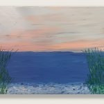 Das Werk zeigt eine maritime Landschaft im Querformat, reduziert auf wesentliche, horizontale Bildelemente. Die Komposition ist dreigeteilt: Ein weiter Abendhimmel, eine tiefblaue Meeresfläche und ein strukturierter Vordergrund. Gerahmt wird die Szenerie durch zwei vertikale Schilf- oder Dünengras-Elemente am linken und rechten Bildrand, die dem Betrachter als visueller Einstieg dienen und Tiefe erzeugen.Farbe und LichtführungHimmel: Dominierend sind sanfte, pastellige Nuancen von Altrosa, Apricot und hellem Grau-Weiß. Die Farben fangen das flüchtige Licht der Dämmerung ein.Meer: Ein sattes, kräftiges Mittel- bis Dunkelblau bildet das Zentrum des Bildes. Die scharf gezogene Horizontlinie trennt das kühle Wasser klar vom warmen Himmel.Vordergrund & Gras: Der Uferbereich am unteren Bildrand bricht das Blau mit weißen und hellblauen Akzenten auf, die an Gischt oder Kiesel erinnern. Das Gras ist in einem lebendigen, kontrastreichen Smaragd- und Saftgrün gehalten.Technik und TexturDas Bild lebt von einem spürbaren, pastosen Farbauftrag. Während der Himmel in fließenden, horizontalen Pinselstrichen angelegt ist, weist die Meeresoberfläche und insbesondere der Vordergrund eine fühlbare Struktur auf. Das Dünengras wurde mit präzisen, vertikalen Strichen ausgearbeitet, wodurch eine plastische Dreidimensionalität entsteht.