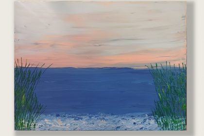 Das Werk zeigt eine maritime Landschaft im Querformat, reduziert auf wesentliche, horizontale Bildelemente. Die Komposition ist dreigeteilt: Ein weiter Abendhimmel, eine tiefblaue Meeresfläche und ein strukturierter Vordergrund. Gerahmt wird die Szenerie durch zwei vertikale Schilf- oder Dünengras-Elemente am linken und rechten Bildrand, die dem Betrachter als visueller Einstieg dienen und Tiefe erzeugen.Farbe und LichtführungHimmel: Dominierend sind sanfte, pastellige Nuancen von Altrosa, Apricot und hellem Grau-Weiß. Die Farben fangen das flüchtige Licht der Dämmerung ein.Meer: Ein sattes, kräftiges Mittel- bis Dunkelblau bildet das Zentrum des Bildes. Die scharf gezogene Horizontlinie trennt das kühle Wasser klar vom warmen Himmel.Vordergrund & Gras: Der Uferbereich am unteren Bildrand bricht das Blau mit weißen und hellblauen Akzenten auf, die an Gischt oder Kiesel erinnern. Das Gras ist in einem lebendigen, kontrastreichen Smaragd- und Saftgrün gehalten.Technik und TexturDas Bild lebt von einem spürbaren, pastosen Farbauftrag. Während der Himmel in fließenden, horizontalen Pinselstrichen angelegt ist, weist die Meeresoberfläche und insbesondere der Vordergrund eine fühlbare Struktur auf. Das Dünengras wurde mit präzisen, vertikalen Strichen ausgearbeitet, wodurch eine plastische Dreidimensionalität entsteht.