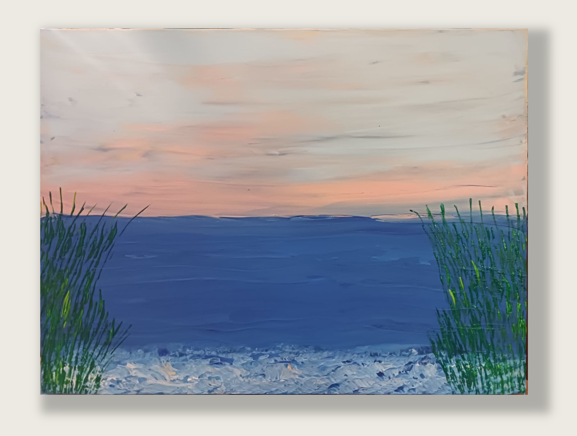 Das Werk zeigt eine maritime Landschaft im Querformat, reduziert auf wesentliche, horizontale Bildelemente. Die Komposition ist dreigeteilt: Ein weiter Abendhimmel, eine tiefblaue Meeresfläche und ein strukturierter Vordergrund. Gerahmt wird die Szenerie durch zwei vertikale Schilf- oder Dünengras-Elemente am linken und rechten Bildrand, die dem Betrachter als visueller Einstieg dienen und Tiefe erzeugen.Farbe und LichtführungHimmel: Dominierend sind sanfte, pastellige Nuancen von Altrosa, Apricot und hellem Grau-Weiß. Die Farben fangen das flüchtige Licht der Dämmerung ein.Meer: Ein sattes, kräftiges Mittel- bis Dunkelblau bildet das Zentrum des Bildes. Die scharf gezogene Horizontlinie trennt das kühle Wasser klar vom warmen Himmel.Vordergrund & Gras: Der Uferbereich am unteren Bildrand bricht das Blau mit weißen und hellblauen Akzenten auf, die an Gischt oder Kiesel erinnern. Das Gras ist in einem lebendigen, kontrastreichen Smaragd- und Saftgrün gehalten.Technik und TexturDas Bild lebt von einem spürbaren, pastosen Farbauftrag. Während der Himmel in fließenden, horizontalen Pinselstrichen angelegt ist, weist die Meeresoberfläche und insbesondere der Vordergrund eine fühlbare Struktur auf. Das Dünengras wurde mit präzisen, vertikalen Strichen ausgearbeitet, wodurch eine plastische Dreidimensionalität entsteht.