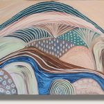 Abstraktes Acrylgemälde einer Hügellandschaft im Folk-Art-Stil auf einer Holzstaffelei. Das Bild zeigt geschwungene, stilisierte Hügel und Linien in Erdtönen, Beige, Blau und Salbeigrün. Verschiedene Abschnitte sind mit Mustern wie Punkten, kleinen Blüten, weißen Wellenlinien und Streifen verziert. Die Textur der Pinselführung ist deutlich sichtbar.