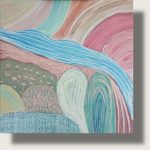 Abstraktes quadratisches Landschaftsgemälde im Folk-Art-Stil mit Acrylfarben auf Leinwand. Ein hellblaues, geschwungenes Band teilt die Komposition diagonal. Die umgebenden stilisierten Hügel sind in Altrosa, Salbeigrün, Beige und Erdtönen gehalten. Die Flächen zeigen Muster aus feinen weißen Punkten, Kringeln, Bögen und geschichteten Linien mit sichtbarer Pinseltextur.