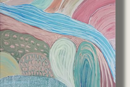 Abstraktes quadratisches Landschaftsgemälde im Folk-Art-Stil mit Acrylfarben auf Leinwand. Ein hellblaues, geschwungenes Band teilt die Komposition diagonal. Die umgebenden stilisierten Hügel sind in Altrosa, Salbeigrün, Beige und Erdtönen gehalten. Die Flächen zeigen Muster aus feinen weißen Punkten, Kringeln, Bögen und geschichteten Linien mit sichtbarer Pinseltextur.
