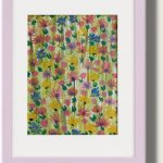 Bunte Blumenwiese mit dicht aneinandergereihten blauen, rosa, gelben und orangefarbenen Blüten auf hellgrünem Grund.