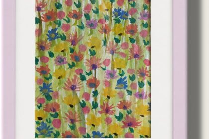 Bunte Blumenwiese mit dicht aneinandergereihten blauen, rosa, gelben und orangefarbenen Blüten auf hellgrünem Grund.