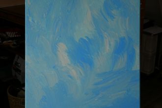 Abstraktes, quadratisches Acrylgemälde (40x40 cm) in Hellblau, Königsblau und Cremeweiß mit dynamischer, wellenartiger Pinselstruktur