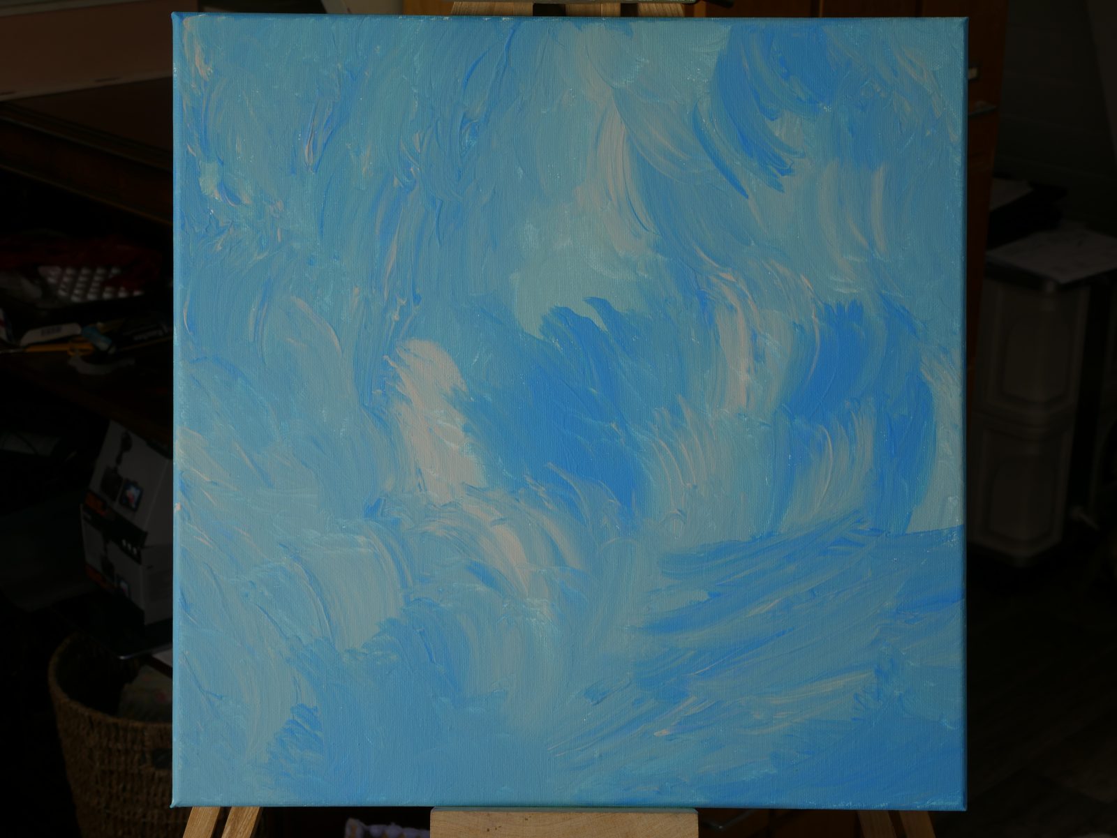 Abstraktes, quadratisches Acrylgemälde (40x40 cm) in Hellblau, Königsblau und Cremeweiß mit dynamischer, wellenartiger Pinselstruktur