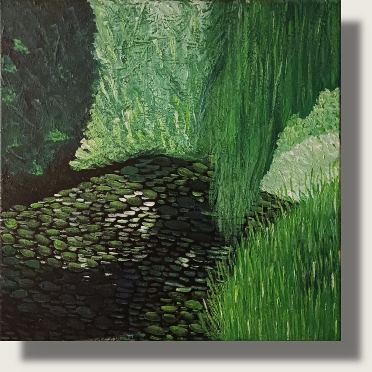 Expressionistisches Acrylgemälde eines dunklen Seerosenteichs mit grüner Trauerweide und dichtem Schilf in pastöser Maltechnik.