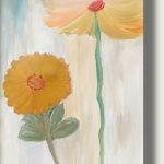 Abstraktes Aquarell mit zwei zarten Blumen in sanften Gelb-, Abstraktes Aquarell mit zwei zarten Blumen in sanften Gelb-, Ocker- und Rosatönen auf einem hellen, künstlerisch texturierten Hintergrund.