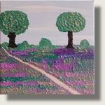 Lila Heidelandschaft der Maasdünen mit einem schräg führenden hellen Sandweg, grünen Büschen und zwei Bäumen vor blassem Himmel.