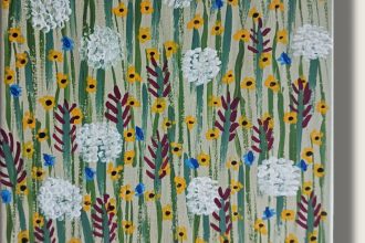 Blumenwiese mit großen weißen Blütenbällen, Blumenwiese mit großen weißen Blütenbällen, kleinen gelben und blauen Blumen sowie dunkelroten Halmen auf beigem Grund.