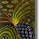 Abstraktes Acrylgemälde im surrealen Stil mit goldenen Augen am Himmel, einer fächerartigen Palme in der Mitte und gemustertem Boden in Grün und Schwarz