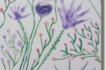 Abstraktes Aquarellgemälde mit lila Wildblumen, feinen grünen Stängeln und kleinen rosa Knospen auf weißem Hintergrund