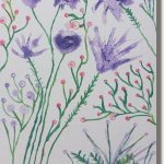 Abstraktes Aquarellgemälde mit lila Wildblumen, feinen grünen Stängeln und kleinen rosa Knospen auf weißem Hintergrund
