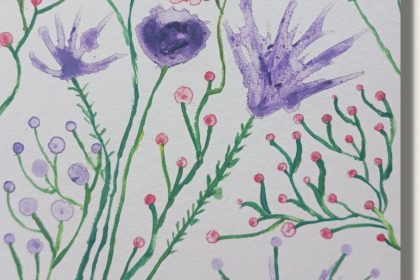 Abstraktes Aquarellgemälde mit lila Wildblumen, feinen grünen Stängeln und kleinen rosa Knospen auf weißem Hintergrund